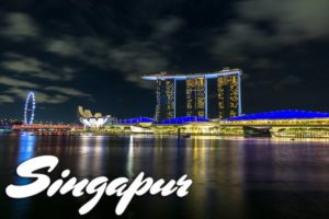 Das Marina Bay Sands Hotel in Singapur bei Nacht.