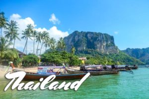 Boote liegen am Strand von Thailand.