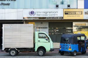 Beim Visum verlängern steht ein alter LKW vor dem Gebäude des Immigration Services Centre in Colombo.