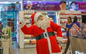 Weiß angemalter Weihnachtsmann im Supermarkt in Sri Lanka