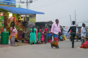 Kleiner Laden mit sri-lankischen Menschen auf einer wolkenverhangenen Straße in Haputale.
