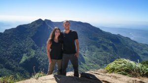 Farina und Steffen stehen auf einer Felsklippe vor dem Panaroma der Berge im Hochland von Sri Lanka.