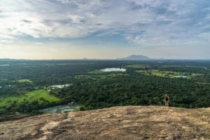 Farina auf dem großen Felsplateau des Pidurangala-Felsen mit Blick über die bewaldete, tiefgrüne Ebene von Sigiriya.
