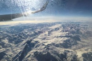 Blick aus dem Fluzeugfenster über ein schneebedecktes Gebirge in der Türkei