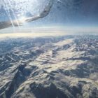 Blick aus dem Flugzeugfenster über ein schneebedecktes Gebirge in der Türkei