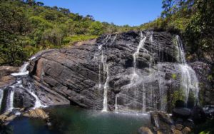 Ein kleiner Wasserfall läuft über Steine in eine natürliches Becken im Horton Plains Nationalpark.