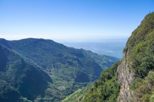 Blick von der hohen Felsklippe World´s End über die Berge ins Tal.