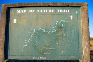 Auf einem Schild sieht man eine Karte des Rundwanderwegs durch den Horton Plains Nationalpark - Map of Nature Trail