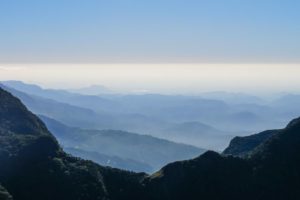Blick auf eine nebelige und verträumte Berglandschaft.