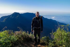Steffen vor dem Abgrund des World´s End mit Ausblick auf die umgebenden Berge.