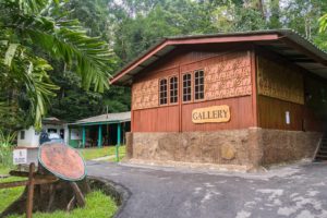 Ein Holzhaus im Regenwald des Semenggho Wildlife Centre mit der Aufschrift Gallery.