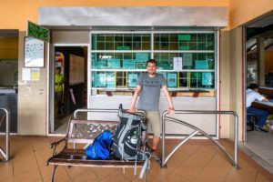 Steffen steht entspannt vor dem Counter des Bako Boat Service.