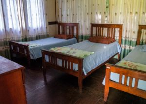 3 Betten stehen in einem Raum, eine Lodge im Bako Nationalpark.