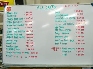 Ein Whiteboard mit der Speisekarte im Bako Nationalpark.
