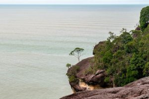 Die steilen klippen des Bako Nationalparks vor dem Südchinesischen Meer.