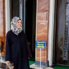 Farina vor dem Eingang der Sultan Omar Ali Saifuddin Moschee.