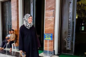 Farina vor dem Eingang der Sultan Omar Ali Saifuddin Moschee.
