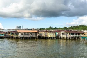 Eine Siedlung von alten Holzhäusern ist auf dem Wasser gebaut.