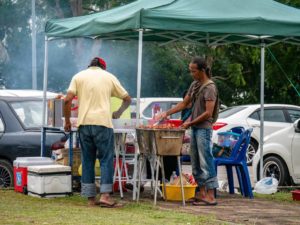 Auf dem Cameron Hill in Miri grillen die Einheimischen Hühnchen.