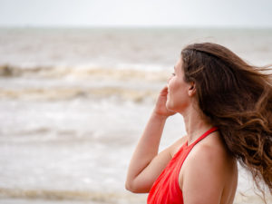 Farina lässt ihr Haar am Strand von Miri wehen.