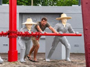 Steffen steht an der Sehenswürdigkeit Miris, dem alten Ölförderturm.