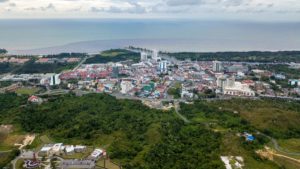 Die Großstadt Miri aus der Vogelperspektive. Man sieht viel Stadt und viel Wald.