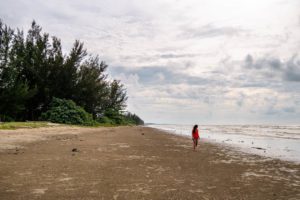 Farina läuft auf den einsamen Strand der Esplanade in Miri.