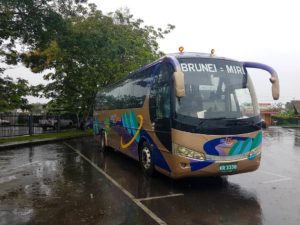 Ein Bus steht im Regen am Busbahnhof des Pujut bus terminal.