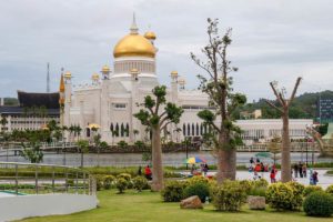 Die Sultan-Omar-Ali-Saifuddin-Moschee liegt hinter einem schönen Park.