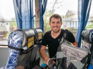 Steffen sitzt im Bus nach Brunei und wartet auf die Abfahrt.