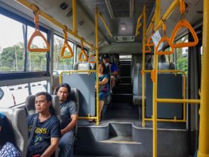 Ein Bus von innen in Bandar Seri Begawan.