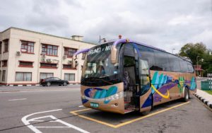 Der Bus steht in Bandar Seri Begawan an der Bushaltestelle am Brunei River.