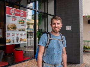 Steffen steht vor dem Burger King in Brunei.