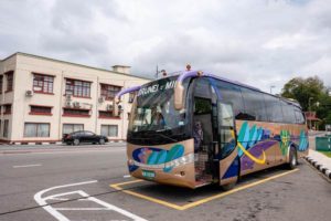 Der Bus steht in Bandar Seri Begawan an der Bushaltestelle am Brunei River.