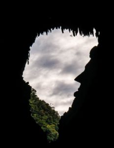 Steinprofil vor dem Höhlenausgang der Deer Cave