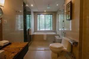 Luxus-Badezimmer mit Blick in den Regenwald im Marriott Hotel des Mulu National Park