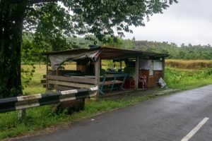 Einheimische Imbisshütte im Regenwald mit traditionellem Essen