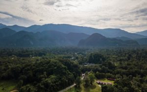 Die Sonne scheint auf die Wälder des Mulu Nationalparks.