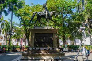 Platz mit einer Statue des kolumbianischen Präsidenten.