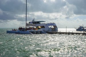 Zwei Ausflugsboote liegen im Hafen von Grand Cayman.