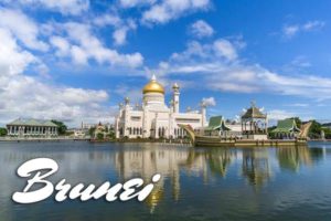Die Moschee in Brunei vor dem strahlend blauen Himmel