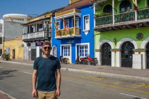 bunte Häuser reihen sich auf dem Straßenzug in Cartagena de Indias.