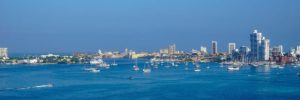 Das Meer vor Cartagena mit der Skyline der Stadt und Schiffen.