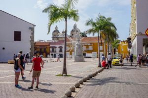 Innenstadt Cartagenas mit Palmen und alten Gebäuden im Kolonialstil.