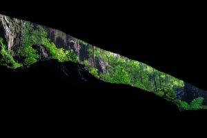 Höhlentour mit Blick auf Ausgang im Dschungel Borneos