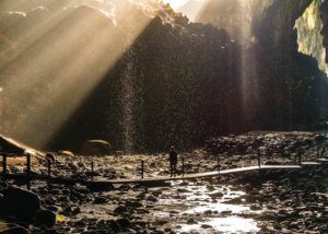 Lichtstrahlen im Dunkel der Höhle auf unserer Tour