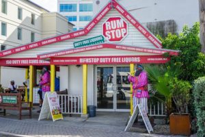 Der Eingang eines Duty Free Shops in George Town auf Grand Cayman.