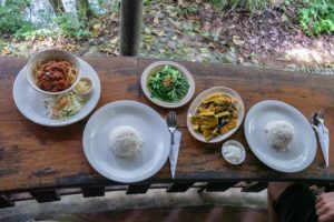 Traditionelles, malaysisches Essen im Mulu Nationalpark auf Borneo