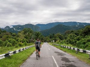 Straße zum Mulu Nationalpark. Mit dem Fahrrad durch grüne Berge