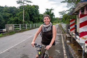 Farina sitzt auf einem Fahrrad auf dem Weg in den Mulu Nationalpark.